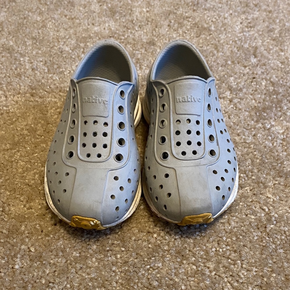 Native Kids Water Shoes in Gray and Gold